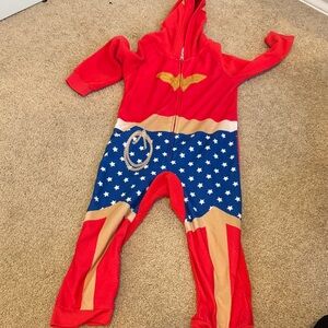 Wonder Women 4T.  Superhero Costume - Red, Blue, and Gold. pJ